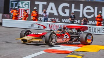 Видео: Эдриан Ньюи за рулём классического болида Формулы 1 в Монако