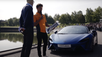 Видео: McLaren встретил Ландо Норриса с кубком на базе в Уокинге