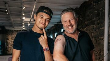 Зак Браун сделал татуировку в честь победы Норриса в Майами. Фото