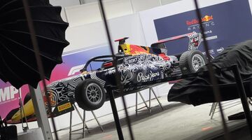 В Сеть утекли изображения отменённой ливреи Red Bull для Гран При Сингапура