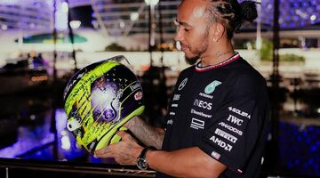 Льюис Хэмилтон получил шлем с пожеланиями от Mercedes-AMG