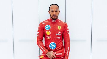 Льюис Хэмилтон опубликовал первый снимок в гоночном костюме Ferrari