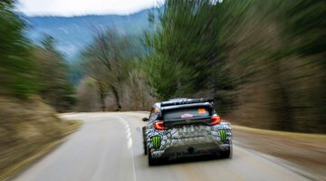 Гонщика WRC жёстко наказали за дрифт перед болельщиками