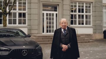 Спонсор Mercedes скопировал первое фото Льюиса Хэмилтона в качестве пилота Ferrari