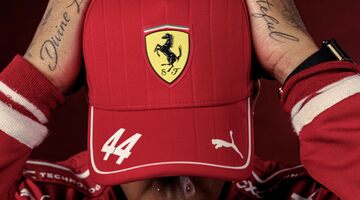 Стала известна стоимость атрибутики Ferrari в честь Льюиса Хэмилтона