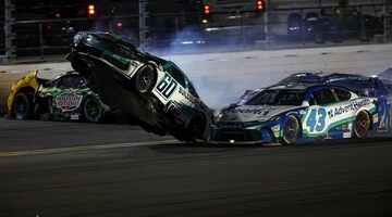 «Лист фанеры». Жуткая авария в гонке NASCAR в Дайтоне