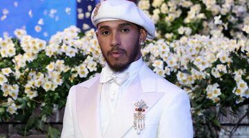 «Боже мой, это что за безобразие вообще?!» Хэмилтон удивил нарядом на Met Gala 