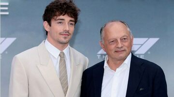 «Не знаю, что делать». Глава Ferrari – о слухах про уход Леклера в другую команду