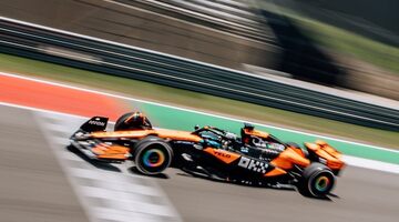 Брэд Питт протестировал болид McLaren в Остине