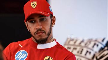 «Ferrari должна сменить гонщика, я бесполезен». Льюис Хэмилтон в полном отчаянии