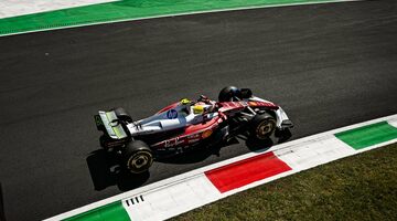 Гонщики Ferrari задают темп в первой тренировке Формулы 1 в Монце