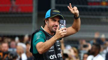 «Я думал, это фейк». Раскрыта тайна фото Рассела на чехле телефона Алонсо