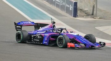 Даниил Квят проиграл беспилотному автомобилю в гонке на Яс-Марине