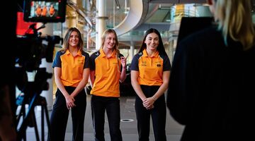 «С нетерпением жду, когда они выйдут на трассу»: Браун — о контракте с тремя девушками