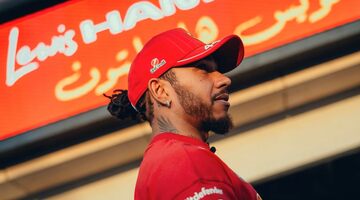 «Как оцениваю сезон? Никак». Хэмилтон пришел на пресс-конференцию без настроения