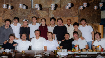 Гонщики Формулы 1 собрались на совместный ужин. Хэмилтон оплатил счёт