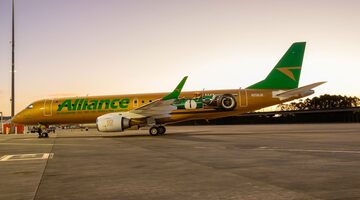 Австралийская авиакомпания представила самолёт с болидом Формулы 1