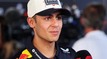 Арвид Линдблад проедет на болиде Red Bull по улицам Дели