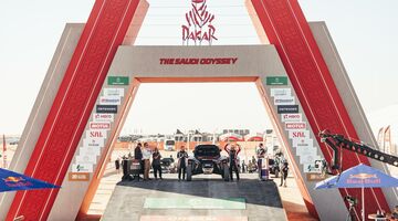 Две недели впереди: экипаж Сергея Ременника вышел на старт «Дакара-2026»