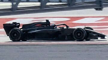 Первая машина Формулы 1 2026 года выехала на трассу. Фото и видео