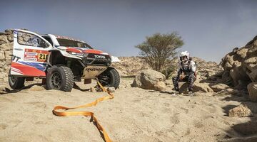 Курьёз дня на «Дакаре-2026»: внедорожник застрял в песке на старте спецучастка