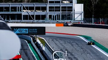 На тестах Ф1 в Барселоне пошёл дождь. На трассе работают всего две команды