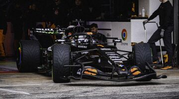 McLaren дебютировала на трассе, Mercedes раскручивает мотор: итоги утренней сессии тестов