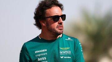 «Со злости швырнул перчатки». Алонсо в ярости из-за проблем Honda