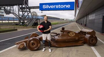 KitKat построил полноразмерный болид Формулы 1 из шоколада