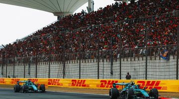 Фернандо Алонсо разминает онемевшие руки на скорости 300 км/ч. Видео