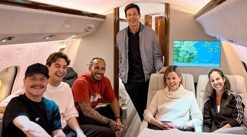 Хэмилтон улетел из Шанхая на самолёте Вольфа вместе с Расселом и Боттасом