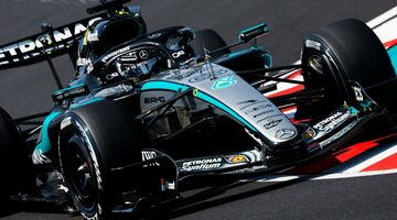 «Что вытворяет этот идиот?» Рассел ругается по радио в первой тренировке