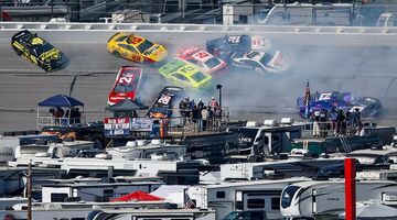 «Почти весь пелотон». В гонке NASCAR Cup произошла авария с участием 26 автомобилей