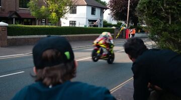 Оскар Пиастри посетил гонку Isle of Man TT