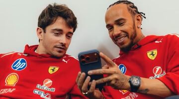 Льюис Хэмилтон отреагировал на новый контракт Леклера с Ferrari