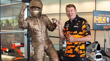 Мика Хаккинен получил памятник на базе McLaren