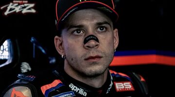 Лидер чемпионата MotoGP ударил маршала и был отстранен от участия в гонке