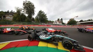 FIA объяснила мягкий штраф Хэмилтона за столкновение с Расселом