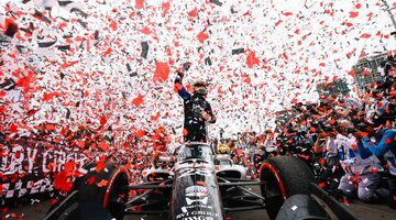 Хаос, необычная стратегия и дерзкий обгон: Эрикссон выиграл гонку IndyCar в Маркхэме
