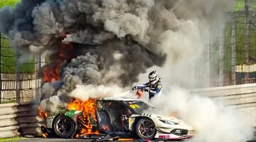 Гонщик спас соперника из горящей машины после аварии на трассе в Китае