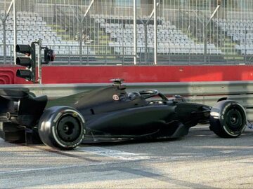 Серхио Перес сел за руль машины Ferrari SF-23 на тестах. Фото