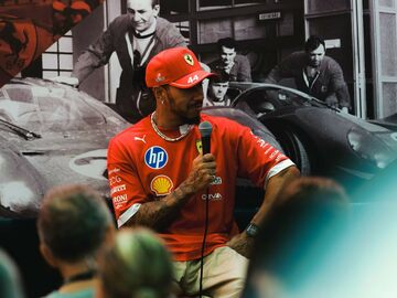 Раскрыты реальные сроки контрактов Хэмилтона и Леклера в Ferrari