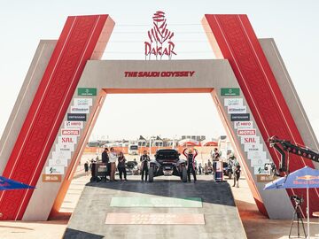 Две недели впереди: экипаж Сергея Ременника вышел на старт «Дакара-2026»