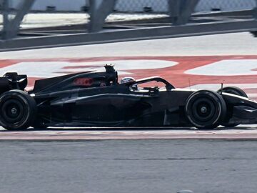 Первая машина Формулы 1 2026 года выехала на трассу. Фото и видео