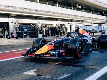 Red Bull Racing быстрее всех по итогам утренней сессии тестов в Барселоне