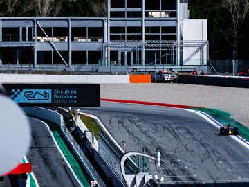 На тестах Ф1 в Барселоне пошёл дождь. На трассе работают всего две команды