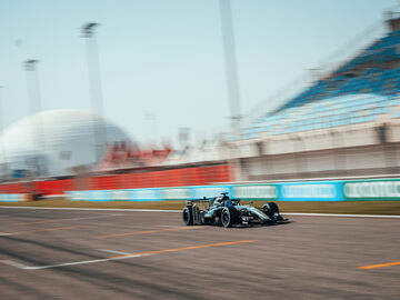 Гонщики Mercedes довольны завершением сложных тестов в Бахрейне