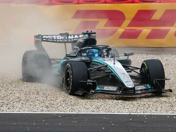 Босс Mercedes поддержал Рассела после схода в Спа