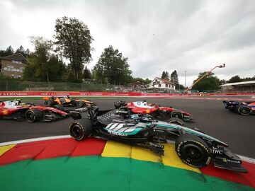 FIA объяснила мягкий штраф Хэмилтона за столкновение с Расселом