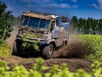 КАМАЗ лишился победы из-за штрафа, МАЗ в лидерах бахи «Холмы России»